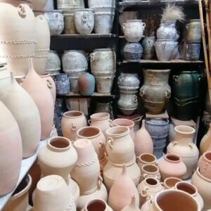 گلدان و گل و ظروف سفالی