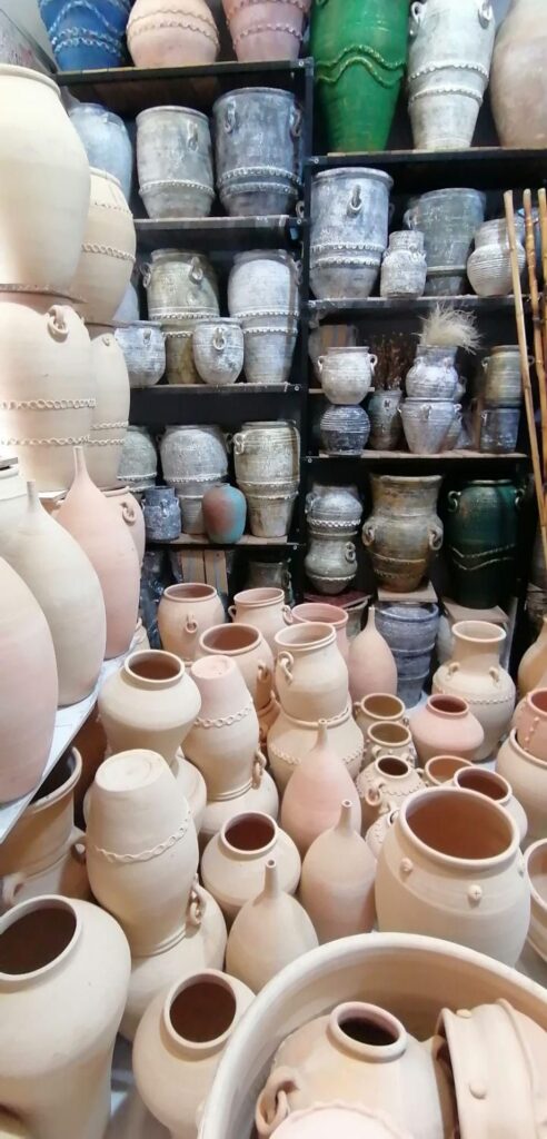 گلدان و گل و ظروف سفالی